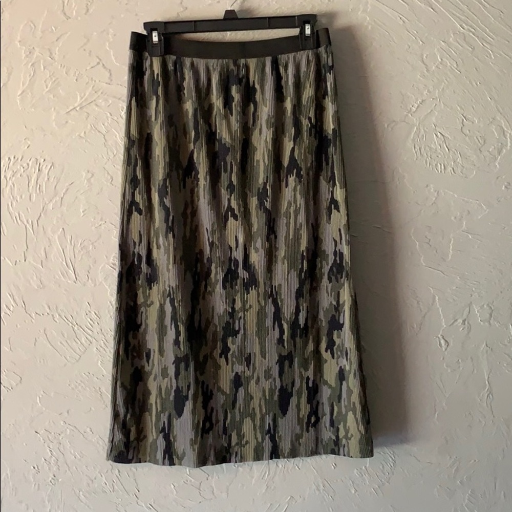 Pleated pencil skirt